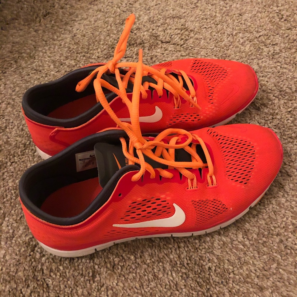Nike hot pink running tennis shoes